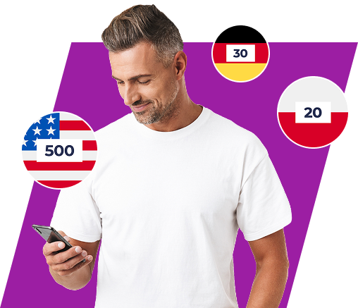 Męzczyzna z telefonem na rózowym tle