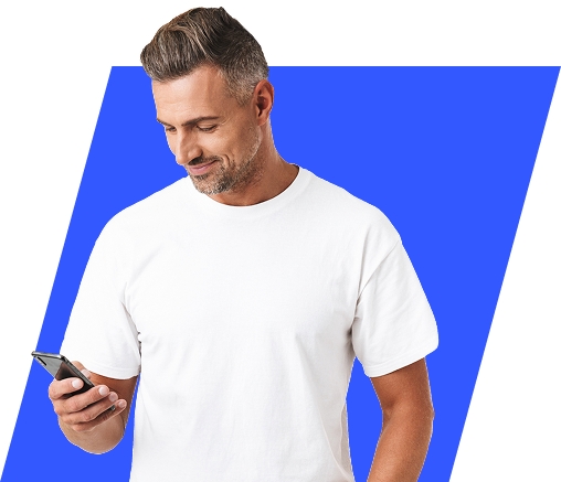 Zdjecie przestawiające męczyzne patrzącego w telefon